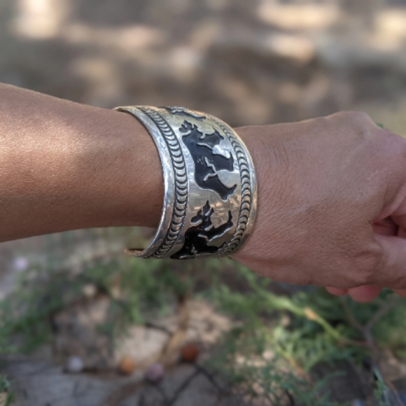 Sterling silver cuff bracelet, handmade by Navajo silversmith Rosco Scott. - Picture 2 of 6